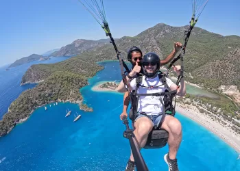 Gökyüzünde Yelken Açmak