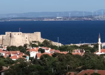 Bozcaada'da tepededen ana karanın görünüşü