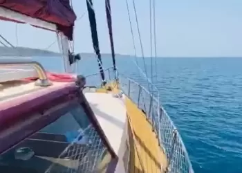 Balıkesir - Burhaniye açıklarında... Rüzgar yetersiz,  makine ile seyire devam