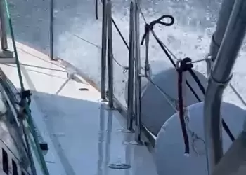 Ege Denizi'nde Yelkenlinin Sert Havada Makine ile Seyiri