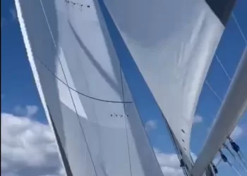 Yelkenli ''Nemo'' Kuşadası'ndan Foça'ya Dönüyor.