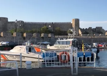 Bozcaada Limanı ve kalenin görünüşü.
