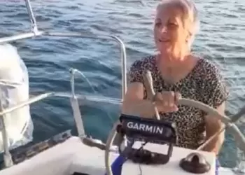 Yelkenci Süper Babaanne Dümende