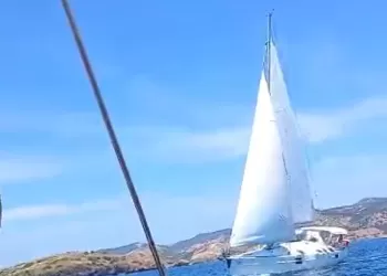 Sancak kıç omuzluktan gelen büyük yelkenli