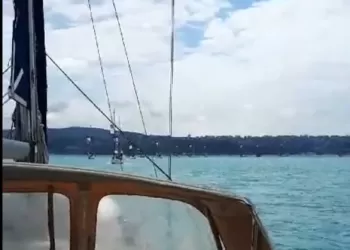 İstanbul Boğazı'nda Yelkenliler