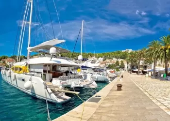 Kiralık Teknelerde Tatil Katamaran mı Tek Gövdeli mi?