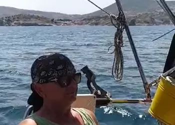 Yelkenlisi de Kendisi de Mütevazı