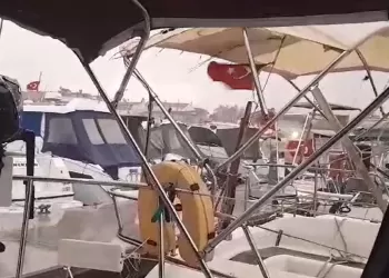 Burhaniye'ye Lodosla Gelen Yağmur