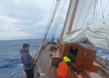 Yelken ile seyirde güvertede zor yürünüyor