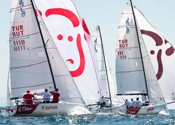 Beyaz Kuğu Zarafetindeki Yelkenlerin Rüzgârla Dansı Nefes Kesti