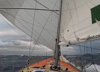 Okyanusta Ayı Bacağı Yelken