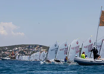 2025 Optimist Avrupa Şampiyonası’nın İlk Gününde Güçlenen Rüzgârla İki Yarış Tamamlandı