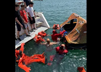 Denizde Canlı Kalma ve Kişisel Güvenlik Eğitimi Gerçekleştirildi