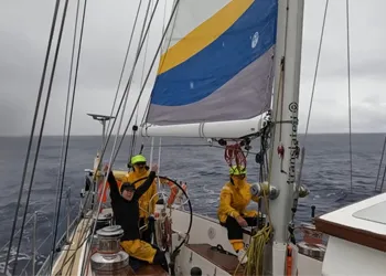 Şiddetli Yağmur Altında Okyanusta Yelken Açmak