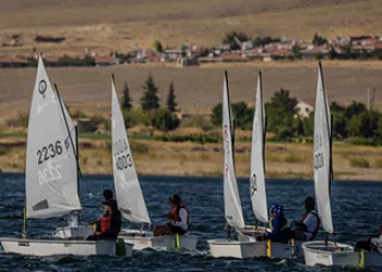 Hirfanlı Baraj Gölü’nde Optimist Yarışları İlk Gün Start Aldı